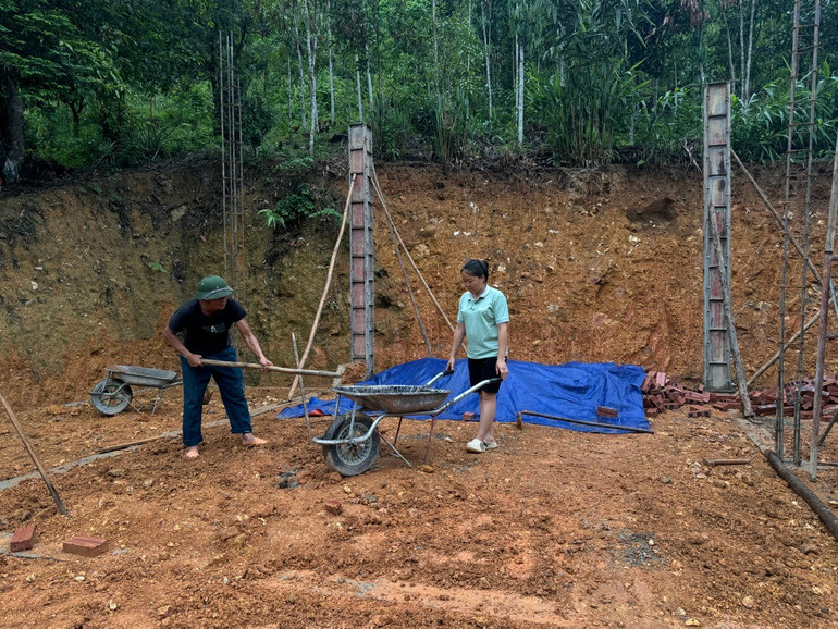 Ngôi nhà của gia đình chị Bàn Thị Hè đang được khởi công xây dựng. bin-2.jpg