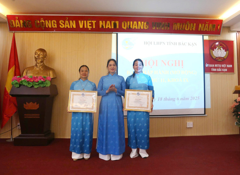 Trao Bằng khen của Trung ương Hội LHPN Việt Nam cho các cá nhân. phu-4.jpg