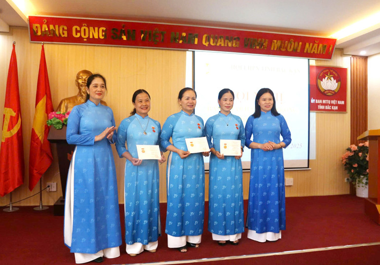 Trao Kỷ niệm chương vì sự nghiệp phát triển tỉnh Bắc Kạn cho các cá nhân. phu-1.jpg