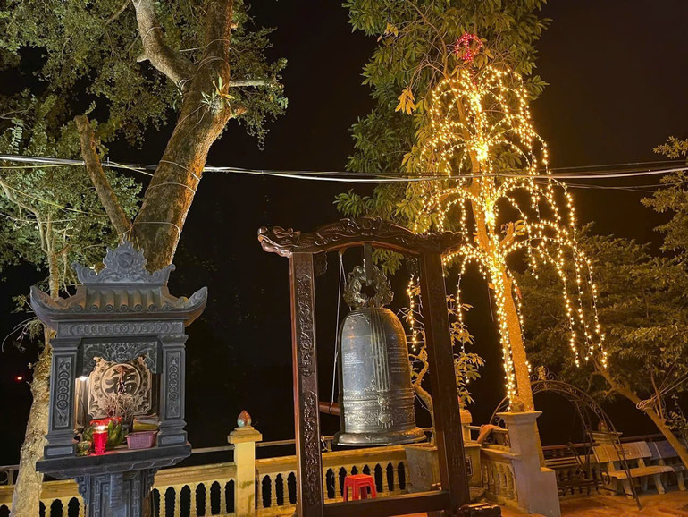 Khu vực đền Thắm được trang hoàng rực rỡ về đêm. dn-tham-1.jpg