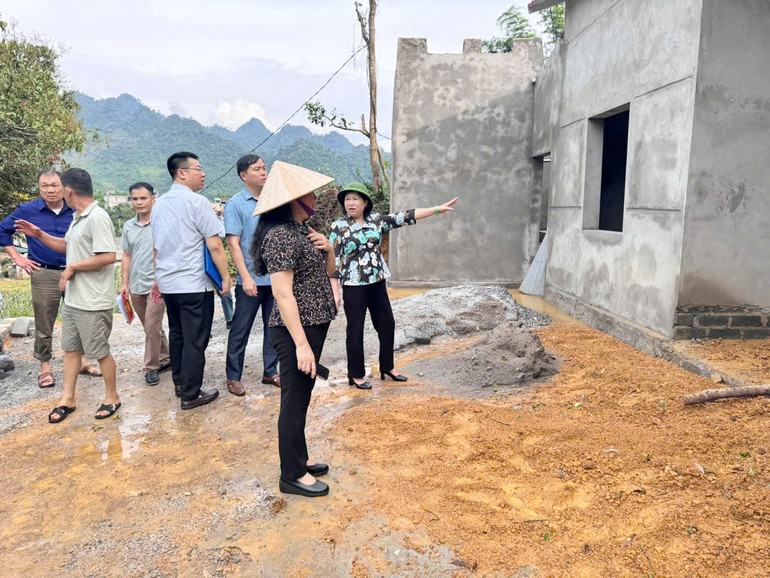 Đồng chí Phó Bí thư Thường trực Tỉnh ủy và Đoàn công tác kiểm tra việc khắc phục hậu quả thiên tai tại xã Sỹ Bình. c-thanh.jpg
