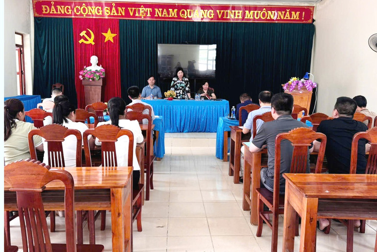 Đồng chí Phương Thị Thanh, Phó Bí thư Thường trực Tỉnh ủy, Chủ tịch HĐND tỉnh làm việc tại xã Sỹ Bình. c-thanh-3.jpg