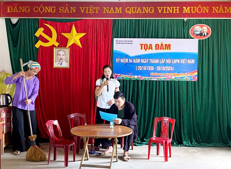 Tuyên truyền thông qua đóng tiểu phẩm, kịch đã giúp cho buổi sinh hoạt chi hội phụ nữ hấp dẫn, dễ hiểu, dễ tiếp cận hơn. song-4.jpg