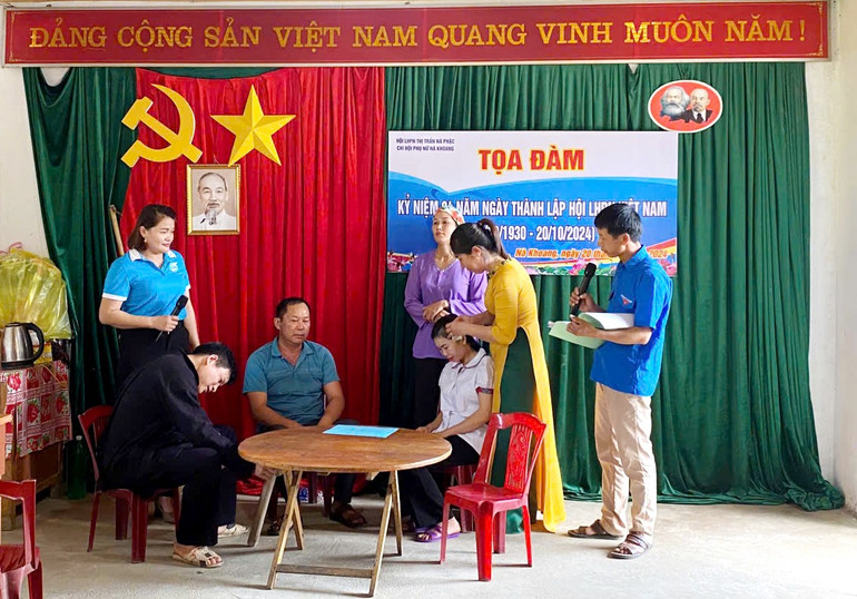 Chi hội Phụ nữ tổ dân phố Nà Khoang, thị trấn Nà Phặc đã sân khấu hóa nội dung tuyên truyền trong sinh hoạt. song-2.jpg