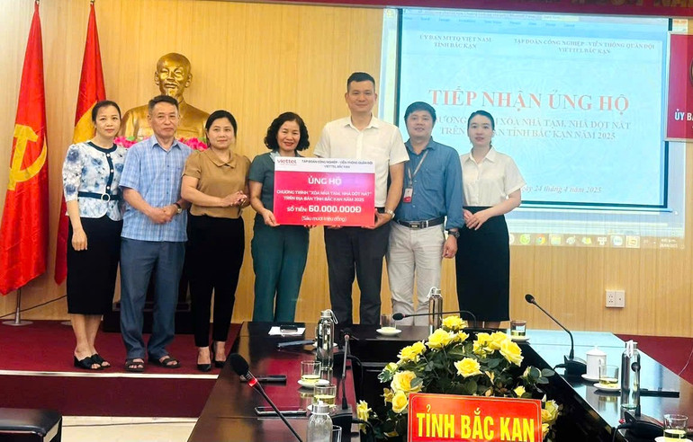 Đồng chí Nguyễn Chí Công, Giám đốc Viettel Bắc Kạn trao số tiền ủng hộ cho Ủy ban MTTQ Việt Nam tỉnh. ma-trann.jpg