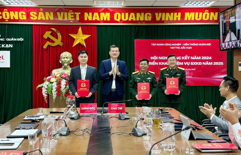 Ông Nguyễn Chí Công, Giám đốc Viettel Bắc Kạn giao nhiệm vụ năm 2025 cho các Phó Giám đốc. viet-2.jpg