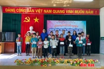 Chương trình tình nguyện “Nâng bước em đến trường"