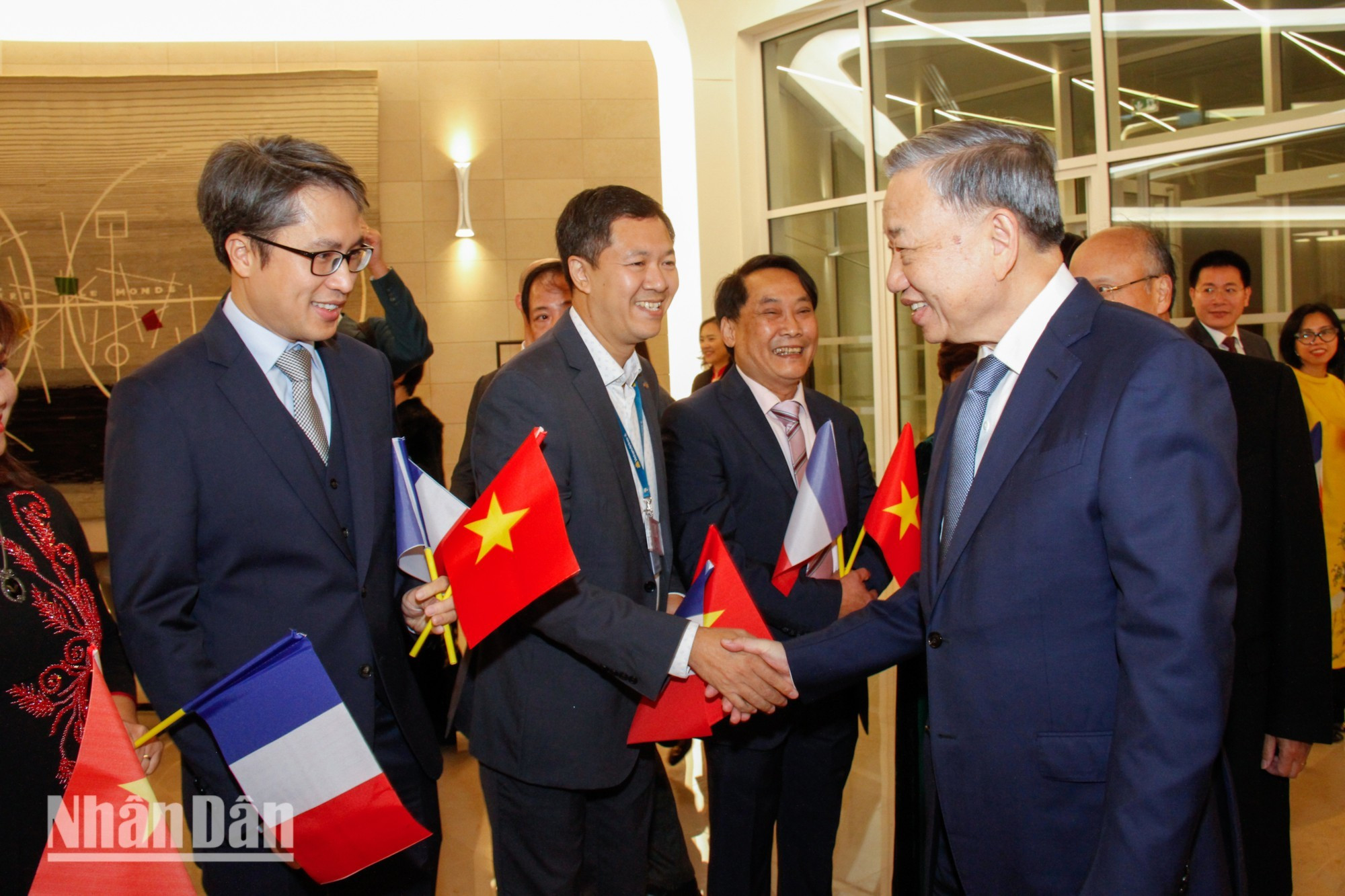 Cán bộ, nhân viên Đại sứ quán và các cơ quan đại diện Việt Nam chào đón Tổng Bí thư, Chủ tịch nước Tô Lâm tại sân bay Orly. (Ảnh: MINH DUY) Cán bộ, nhân viên Đại sứ quán và các cơ quan đại diện Việt Nam chào đón Tổng Bí thư, Chủ tịch nước Tô Lâm tại sân bay Orly. (Ảnh: MINH DUY)