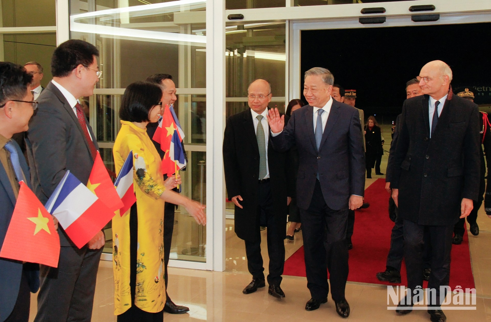 Cán bộ, nhân viên Đại sứ quán và các cơ quan đại diện Việt Nam chào đón Tổng Bí thư, Chủ tịch nước Tô Lâm tại sân bay Orly. (Ảnh: KHẢI HOÀN) Cán bộ, nhân viên Đại sứ quán và các cơ quan đại diện Việt Nam chào đón Tổng Bí thư, Chủ tịch nước Tô Lâm tại sân bay Orly. (Ảnh: KHẢI HOÀN)