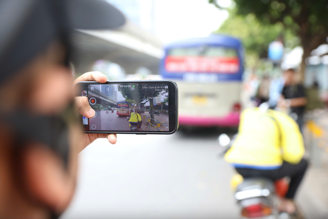Ghi hình ảnh, quay video phản ánh vi phạm giao thông không phải là 1 nghề, mục tiêu của việc người dân cung cấp thông tin phản ánh vi phạm giao thông là để huy động sức mạnh toàn dân trong việc xây dựng phong trào đảm bảo an toàn giao thông và chấp hành pháp luật. Ghi hình ảnh, quay video phản ánh vi phạm giao thông không phải là 1 nghề, mục tiêu của việc người dân cung cấp thông tin phản ánh vi phạm giao thông là để huy động sức mạnh toàn dân trong việc xây dựng phong trào đảm bảo an toàn giao thông và chấp hành pháp luật.