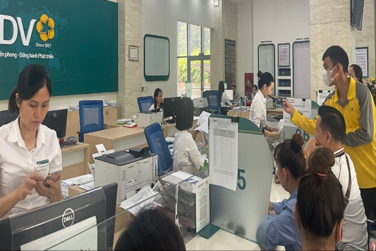 Khách hàng giao dịch tại Ngân hàng BIDV Chi nhánh Bắc Kạn. 1.jpg