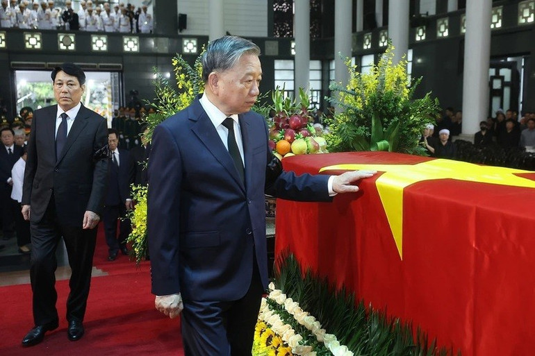 Tổng Bí thư Tô Lâm, Chủ tịch nước Lương Cường đi vòng quanh linh cữu lần cuối, tiễn biệt nguyên Chủ tịch nước Trần Đức Lương - Ảnh: TTXVN Tổng Bí thư Tô Lâm, Chủ tịch nước Lương Cường đi vòng quanh linh cữu lần cuối, tiễn biệt nguyên Chủ tịch nước Trần Đức Lương - Ảnh: TTXVN