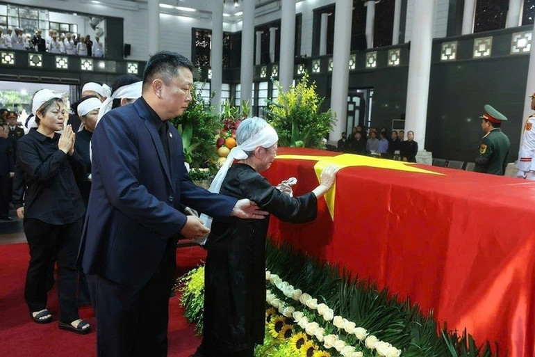 Gia quyến đi vòng quanh linh cữu lần cuối, tiễn biệt nguyên Chủ tịch nước Trần Đức Lương - Ảnh: TTXVN Gia quyến đi vòng quanh linh cữu lần cuối, tiễn biệt nguyên Chủ tịch nước Trần Đức Lương - Ảnh: TTXVN