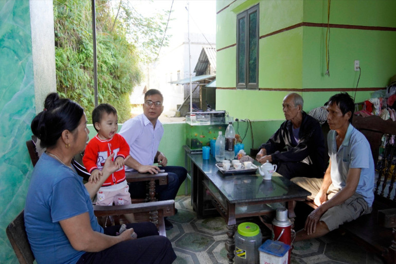 Người có uy tín ở xã Phương Viên, huyện Chợ Đồn tuyên truyền, vận động người dân ở thôn Nà Bjoóc hiến đất làm đường nông thôn mới. dsc1405.jpg