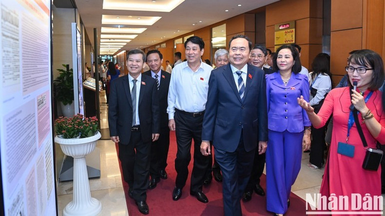 Chủ tịch nước Lương Cường, Chủ tịch Quốc hội Trần Thanh Mẫn cùng các đồng chí lãnh đạo Đảng, Nhà nước tham quan triển lãm. (Ảnh: DUY LINH) Chủ tịch nước Lương Cường, Chủ tịch Quốc hội Trần Thanh Mẫn cùng các đồng chí lãnh đạo Đảng, Nhà nước tham quan triển lãm. (Ảnh: DUY LINH)