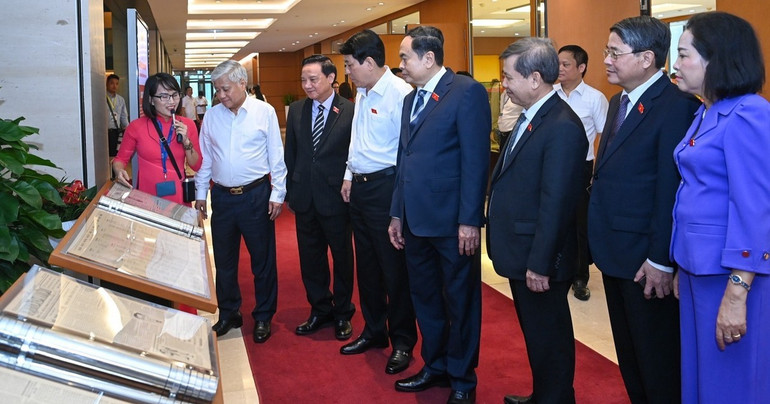 Chủ tịch nước Lương Cường, Chủ tịch Quốc hội Trần Thanh Mẫn cùng các đồng chí lãnh đạo Đảng, Nhà nước tham quan triển lãm. (Ảnh: DUY LINH) 1729655828741-4773-8833.jpeg