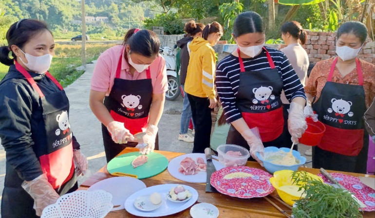 Thực hành tại lớp “Chế biến món ăn” tổ chức ở tổ Chí Lèn, phường Huyền Tụng (thành phố Bắc Kạn). huyen-tung.jpg