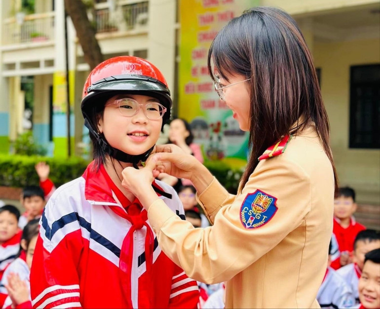 Đội mũ bảo hiểm khi tham gia giao thông là một trong những nội dung được các chiến sĩ CSGT Công an tỉnh tuyên truyền phổ biến, hướng dẫn cho học sinh ở các trường học trên địa bàn tỉnh. img-0280.jpg