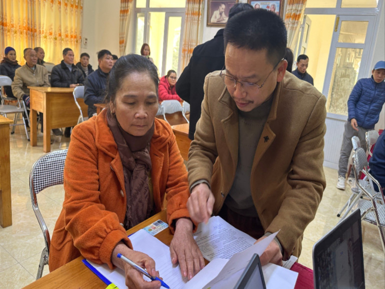 Cán bộ Ban bồi thường GPMB thành phố Bắc Kạn hướng dẫn người dân xã Nông Thượng thủ tục nhận tiền bồi thường. img-6959-2.jpg