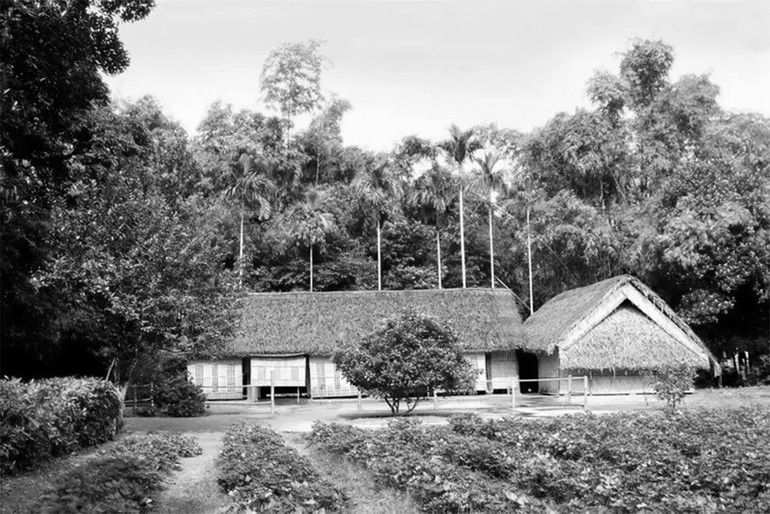 Ngôi nhà của Bác ở làng Sen. Ảnh sưu tầm. t7-anh.jpg