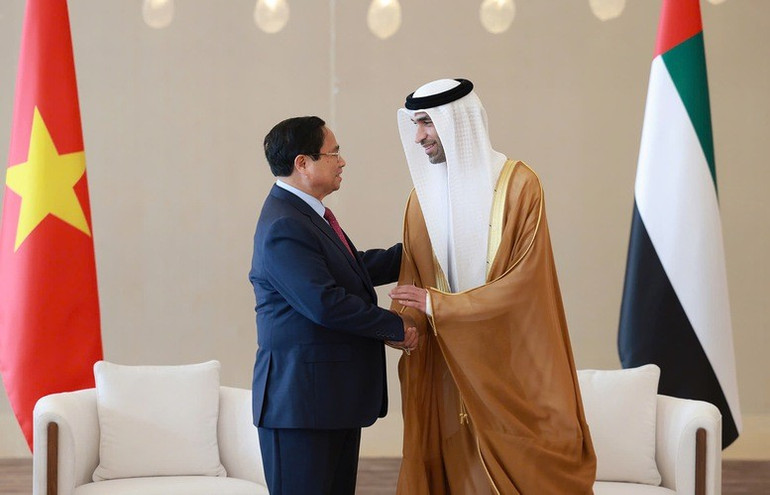 Thủ tướng Phạm Minh Chính và Bộ trưởng, Quốc vụ khanh Thani bin Ahmed Al Zeyoudi có cuộc gặp ngắn tại sân bay - Ảnh: VGP/Nhật Bắc Thủ tướng Phạm Minh Chính và Bộ trưởng, Quốc vụ khanh Thani bin Ahmed Al Zeyoudi có cuộc gặp ngắn tại sân bay - Ảnh: VGP/Nhật Bắc