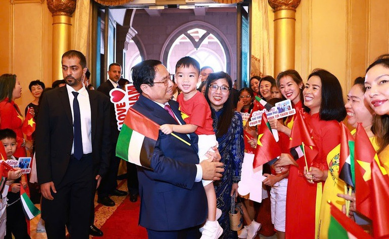 Cán bộ, nhân viên Đại sứ quán Việt Nam và đại diện cộng đồng người Việt tại UAE đón Thủ tướng, Phu nhân và Đoàn đại biểu tại Khách sạn - Ảnh: VGP/Nhật Bắc Cán bộ, nhân viên Đại sứ quán Việt Nam và đại diện cộng đồng người Việt tại UAE đón Thủ tướng, Phu nhân và Đoàn đại biểu tại Khách sạn - Ảnh: VGP/Nhật Bắc