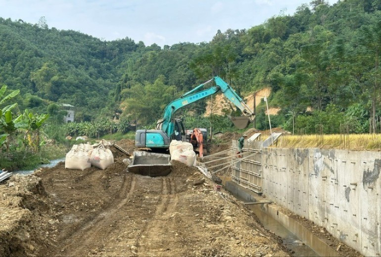 Nhà thầu tập trung nhân lực, phương tiện máy móc để thi công Dự án xây dựng tuyến kè khắc phục sạt lở bờ suối, đoạn qua thôn Bản Lạnh, xã Tân Tú bảo đảm tiến độ cam kết. 33333.jpg