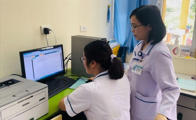 Cán bộ y, bác sĩ của Trạm Y tế xã Vi Hương (Bạch Thông) nhập dữ liệu sổ khám sức khỏe điện tử cho người dân. z5665202137224_e053b4390f8a10a5ca87e65549583d65.jpg