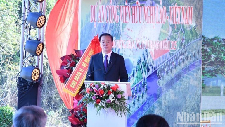 Đồng chí Thongsalith Mangnomek, Bí thư Trung ương Đảng, Chánh Văn phòng Trung ương Đảng Nhân dân Cách mạng Lào phát biểu ý kiến tại buổi lễ. (Ảnh: THANH GIANG) Đồng chí Thongsalith Mangnomek, Bí thư Trung ương Đảng, Chánh Văn phòng Trung ương Đảng Nhân dân Cách mạng Lào phát biểu ý kiến tại buổi lễ. (Ảnh: THANH GIANG)