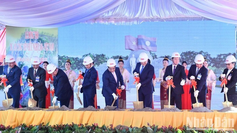 Lãnh đạo Đảng, Chính phủ hai nước thực hiện nghi thức động thổ Dự án. (Ảnh: THANH GIANG) Lãnh đạo Đảng, Chính phủ hai nước thực hiện nghi thức động thổ Dự án. (Ảnh: THANH GIANG)