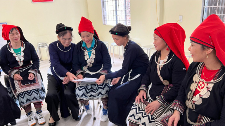 Thành viên Tổ TTCĐ thôn Khuổi Pái, phường Huyền Tụng, thành phố Bắc Kạn trao đổi nội dung truyền thông. A1.jpg