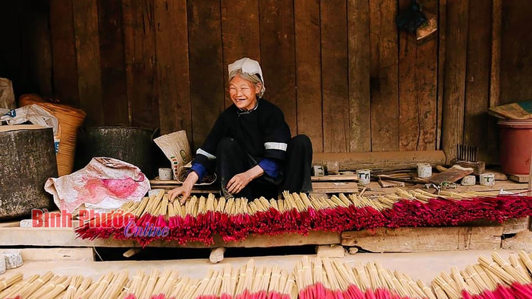 Phát triển làng nghề gắn với du lịch góp phần nâng cao sinh kế cho người dân vùng Công viên địa chất. Phát triển làng nghề gắn với du lịch góp phần nâng cao sinh kế cho người dân vùng Công viên địa chất.