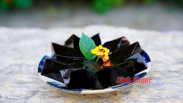 Cao Bằng nổi tiếng về nhiều sản vật lọt vào top những món ăn đặc sản, sản phẩm nổi tiếng nhất Việt Nam, như: Hạt dẻ, xôi trám, bánh Coóng Phù, bánh cuốn, bánh áp chao, thạch đen... image013-09035114102024-6105-5135.jpg
