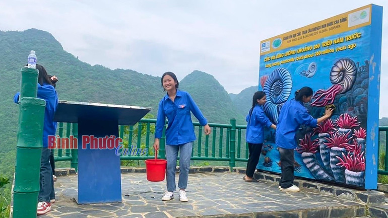 Học sinh Câu lạc bộ “Cùng em khám phá CVĐC” của Trường Tiểu học và THCS Nội Thôn, xã Nội Thôn, huyện Hà Quảng vệ sinh môi trường, trồng hoa tạo cảnh quan tại điểm di sản Cúc đá Lũng Luông gần khu vực trường học. Học sinh Câu lạc bộ “Cùng em khám phá CVĐC” của Trường Tiểu học và THCS Nội Thôn, xã Nội Thôn, huyện Hà Quảng vệ sinh môi trường, trồng hoa tạo cảnh quan tại điểm di sản Cúc đá Lũng Luông gần khu vực trường học.