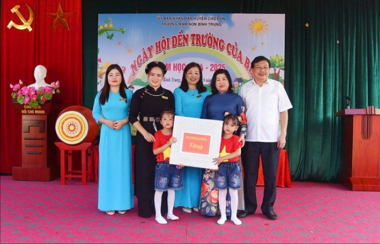 Đồng chí Phương Thị Thanh, Phó Bí thư Thường trực Tỉnh ủy, Chủ tịch HĐND tỉnh thay mặt lãnh đạo tỉnh tặng quà cho Trường Mầm non Bình Trung (Chợ Đồn) nhân dịp Khai giảng năm học mới. Ảnh: QUÝ ĐÔN 44.jpg