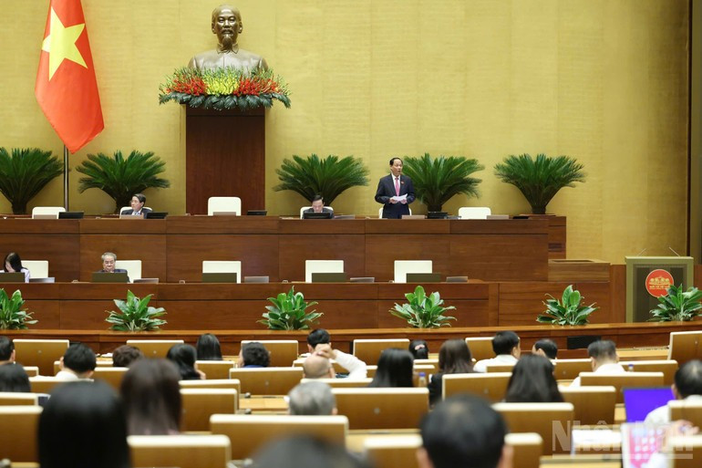 Phó Chủ tịch Quốc hội Trần Quang Phương điều hành nội dung phiên họp. (Ảnh: DUY LINH) Phó Chủ tịch Quốc hội Trần Quang Phương điều hành nội dung phiên họp. (Ảnh: DUY LINH)