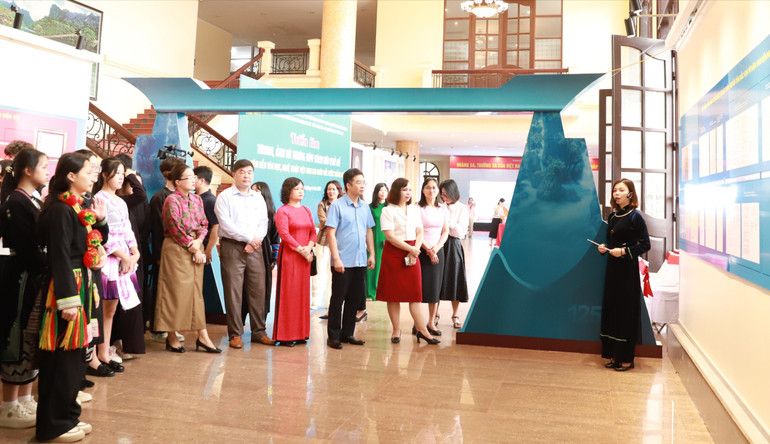 Đại biểu và các em học sinh được nghe giới thiệu về các tài liệu, hiện vật trong suốt 125 năm thành lập tỉnh. img-0410.jpg