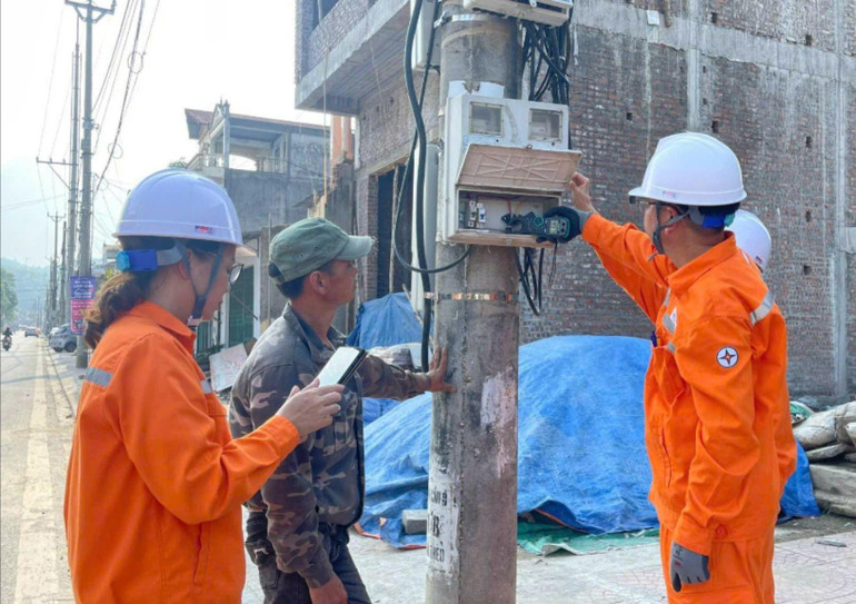 Kiểm tra, giám sát tình hình sử dụng điện tại các hộ khách hàng là nhiệm vụ thường xuyên được PC Bắc Kạn chỉ đạo các đơn vị thực hiện. 858c5daef9a55dfb04b4.jpg