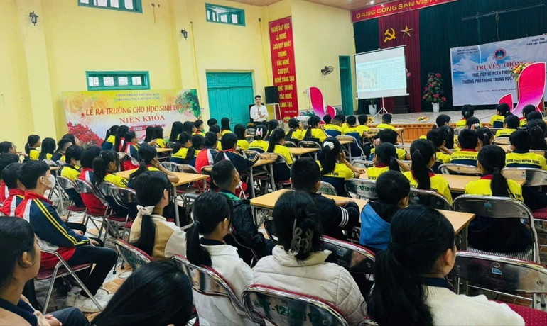 Truyền thông phòng, chống tác hại của thuốc lá tại Trường THCS Huyền Tụng (TP. Bắc Kạn). z6647513638126-9032efe8f49d8d8761b9f60b59c8cd3f.jpg