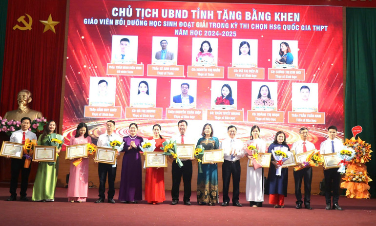 Các giáo viên Trường THPT Chuyên được Chủ tịch UBND tỉnh tặng Bằng khen vì đã có thành tích bồi dưỡng học sinh đoạt giải trong Kỳ thi chọn học sinh giỏi quốc gia. z6647300007371-dfeae462578876d2e046e14a7b9369f6.jpg