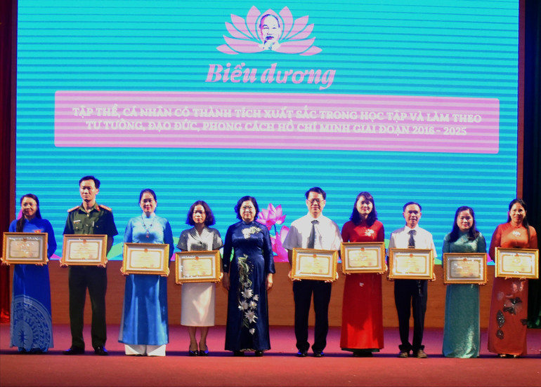 Đồng chí Phương Thị Thanh, Phó Bí thư Thường trực Tỉnh ủy, Chủ tịch HĐND tỉnh tặng Bằng khen cho các tập thể, cá nhân có thành tích xuất sắc trong 10 năm thực hiện Chỉ thị số 05-CT/TW. dsc-2577.jpg