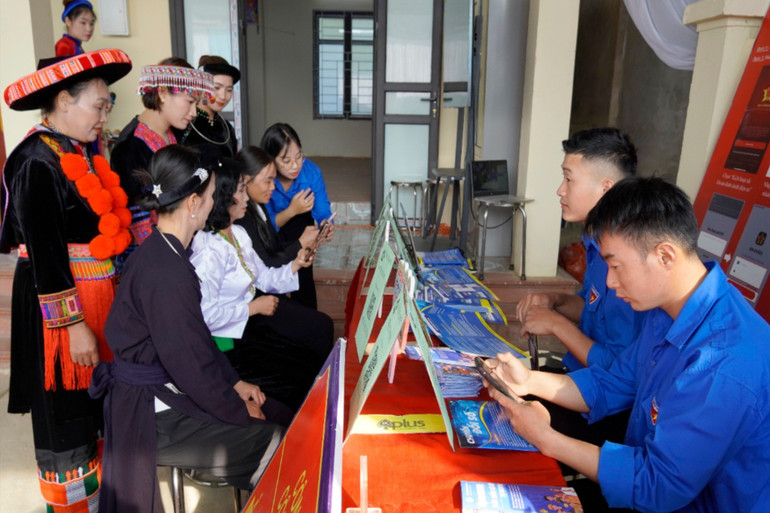 Đoàn Thanh niên hướng dẫn người dân thôn Nặm Làng, xã Đức Vân, huyện Ngân Sơn ứng dụng chuyển đổi số trong đời sống. Ảnh: DUY KHÁNH dsc1510.jpg