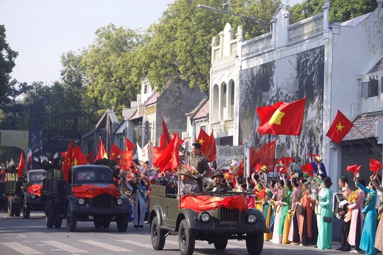 Màn thực cảnh tái hiện lịch sử “Ngày về chiến thắng” đã mang tới những cảm xúc hùng tráng, đầy thiêng liêng về thời khắc lịch sử hào hùng của dân tộc, khi Thủ đô Hà Nội chính thức được giải phóng - ngày 10/10/1954. Màn thực cảnh tái hiện lịch sử “Ngày về chiến thắng” đã mang tới những cảm xúc hùng tráng, đầy thiêng liêng về thời khắc lịch sử hào hùng của dân tộc, khi Thủ đô Hà Nội chính thức được giải phóng - ngày 10/10/1954.