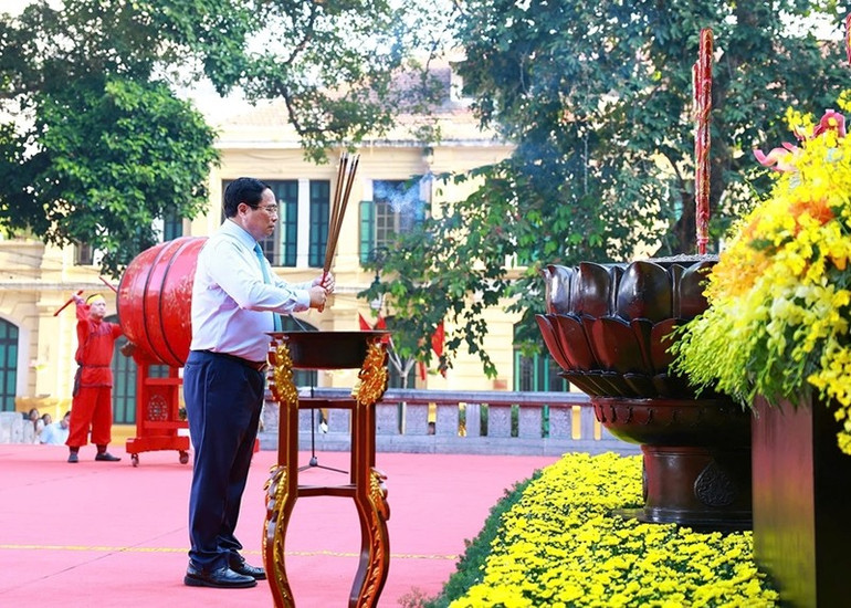 Thủ tướng Phạm Minh Chính dâng hương tại Tượng đài vua Lý Thái Tổ. Thủ tướng Phạm Minh Chính dâng hương tại Tượng đài vua Lý Thái Tổ.