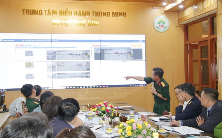 Trung tâm Điều hành thông minh huyện Chợ Đồn kết nối với hệ thống camera theo dõi an ninh tại các điểm phức tạp về tình hình an ninh, trật tự xã hội; camera giám sát giao thông tại ngã tư và cửa ngõ thị trấn Bằng Lũng. 944-7747-6220.jpeg