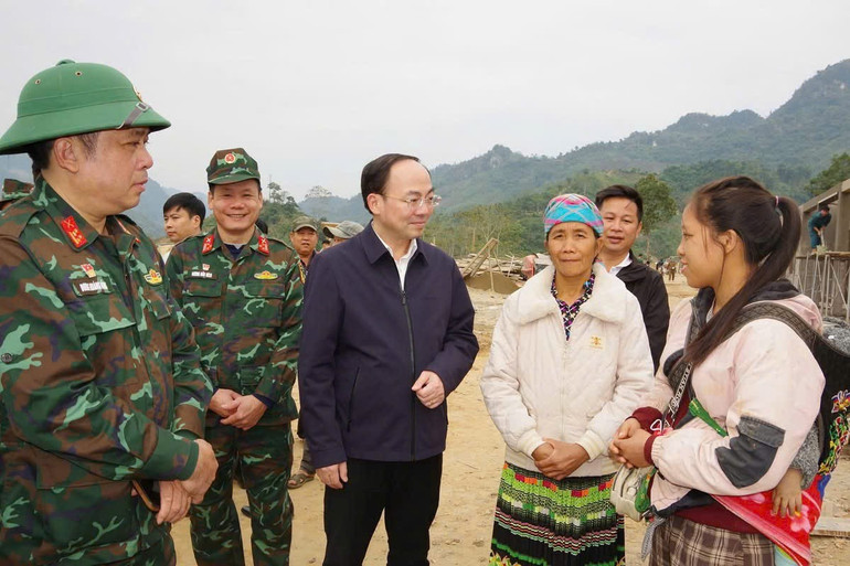 Đồng chí Nguyễn Đăng Bình, Phó Bí thư Tỉnh ủy, Chủ tịch UBND tỉnh thăm, động viên các lực lượng và người dân tại công trường Khu tái định cư Tà Han (Chợ Đồn). 12.jpg