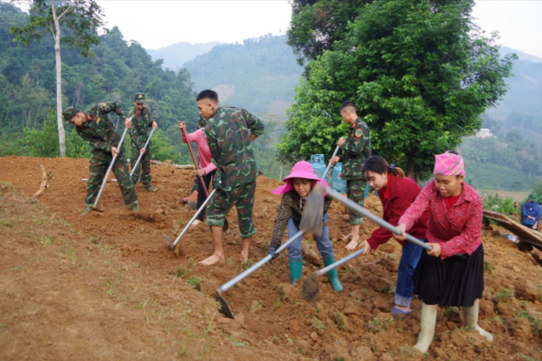Cán bộ, chiến sĩ Bộ CHQS tỉnh Bắc Kạn giúp đồng bào Mông, thôn Tà Han, xã Xuân Lạc, huyện Chợ Đồn san mặt bằng xây dựng khu tái định cư. z6126770614836-bbb1ee332d8bef2823c160a069fb200b.jpg