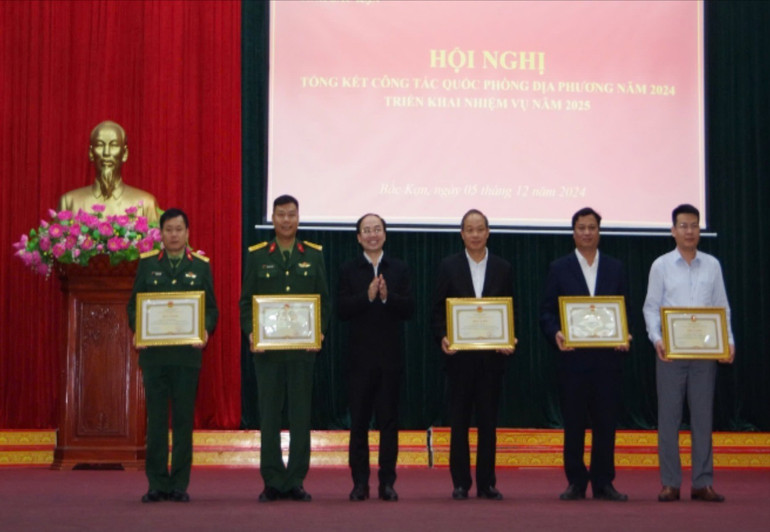 Đồng chí Nguyễn Đăng Bình, Phó Bí thư Tỉnh ủy, Chủ tịch UBND tỉnh trao Bằng khen cho các cá nhân có thành tích xuất sắc trong công tác QPĐP năm 2024. z6126769802215-c2edca6ad2bad1d655f1958a92c31e0f.jpg