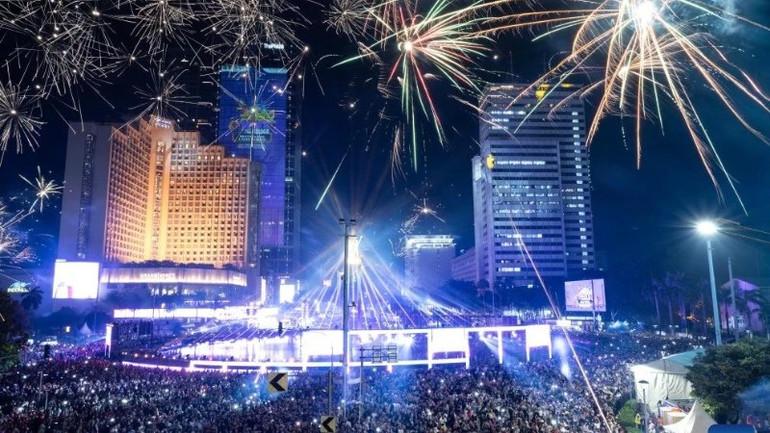 Người dân Indonesia tập trung chào đón năm mới 2025 tại Jakarta, ngày 31/12/2024. (Ảnh: Xinhua) 98.jpg