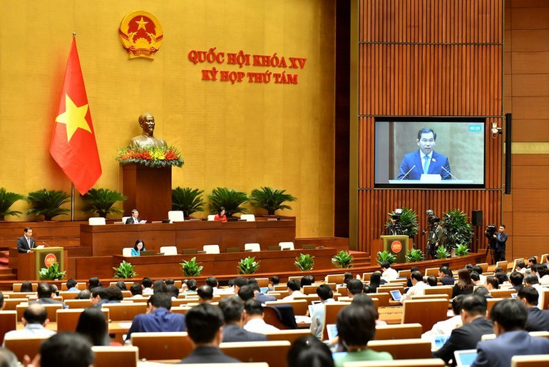 Chủ nhiệm Ủy ban Tài chính, Ngân sách Lê Quang Mạnh trình bày báo cáo thẩm tra dự án Luật Đầu tư công (sửa đổi). (Ảnh: ĐĂNG KHOA) Chủ nhiệm Ủy ban Tài chính, Ngân sách Lê Quang Mạnh trình bày báo cáo thẩm tra dự án Luật Đầu tư công (sửa đổi). (Ảnh: ĐĂNG KHOA)